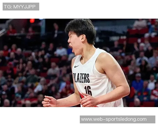 杨瀚森全力争抢后场篮板险被队友截胡展现拼搏精神